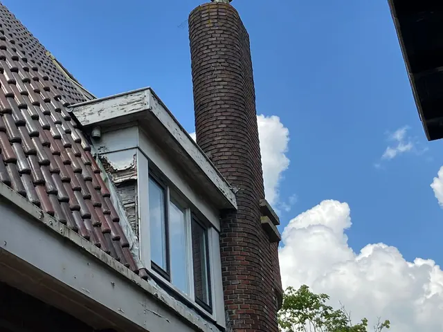 Herstel van houten gevel- en dakoverstekken door GOGU Totaalbouw, voor de verbouwing, foto 6