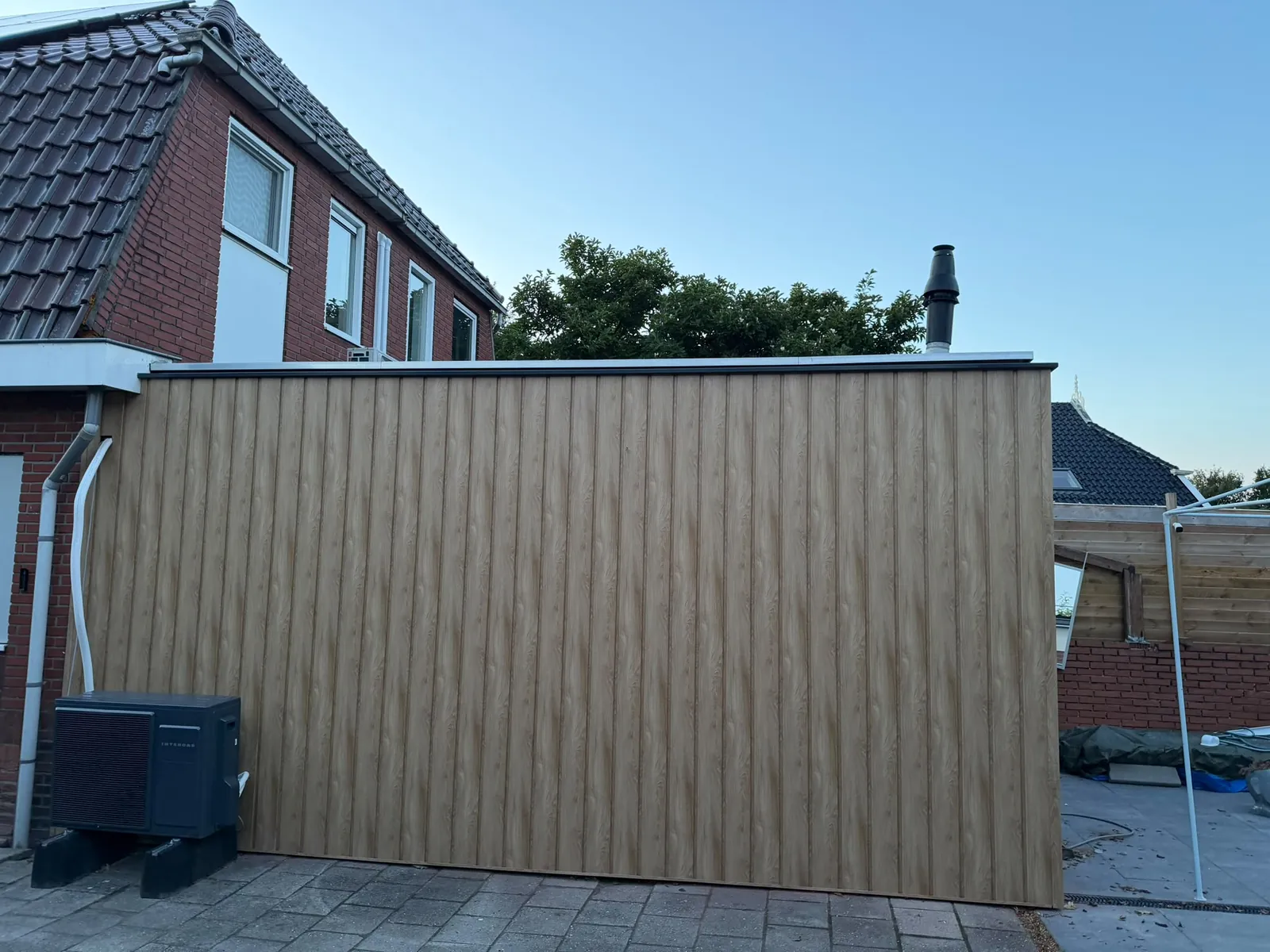 Gevel van een uitbouw met verticale houten bekleding